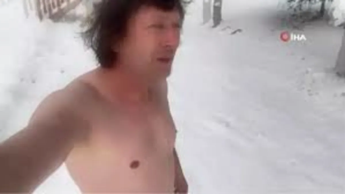 Soğuğa aldırmadan yarı çıplak şekilde kar banyosu yaptı
