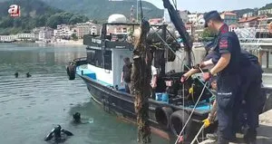 Dalgıçlar limandaki çöpleri temizledi