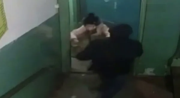 Mide bulandıran iğrenç olay güvenlik kamerasına yansıdı! Küçük kızı taciz eden pis sapık... - 3