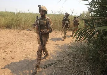 Irak ordusu, DAEŞ'in elinde tuttuğu El Kayyara kasabasını kuşattı