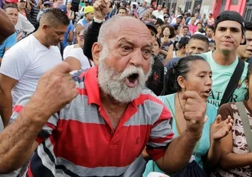 Venezuelalılar marketleri yağmaladı