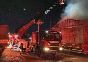 Kocaeli’de korkutan yangın: Palet deposu alevlere teslim oldu! 1 işçi hastaneye kaldırıldı