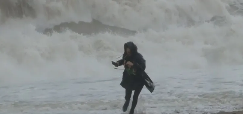 Antalya'dan şoke eden görüntüler! Dev dalgalara aldırış etmeden fotoğraf çekinmeye geldiler