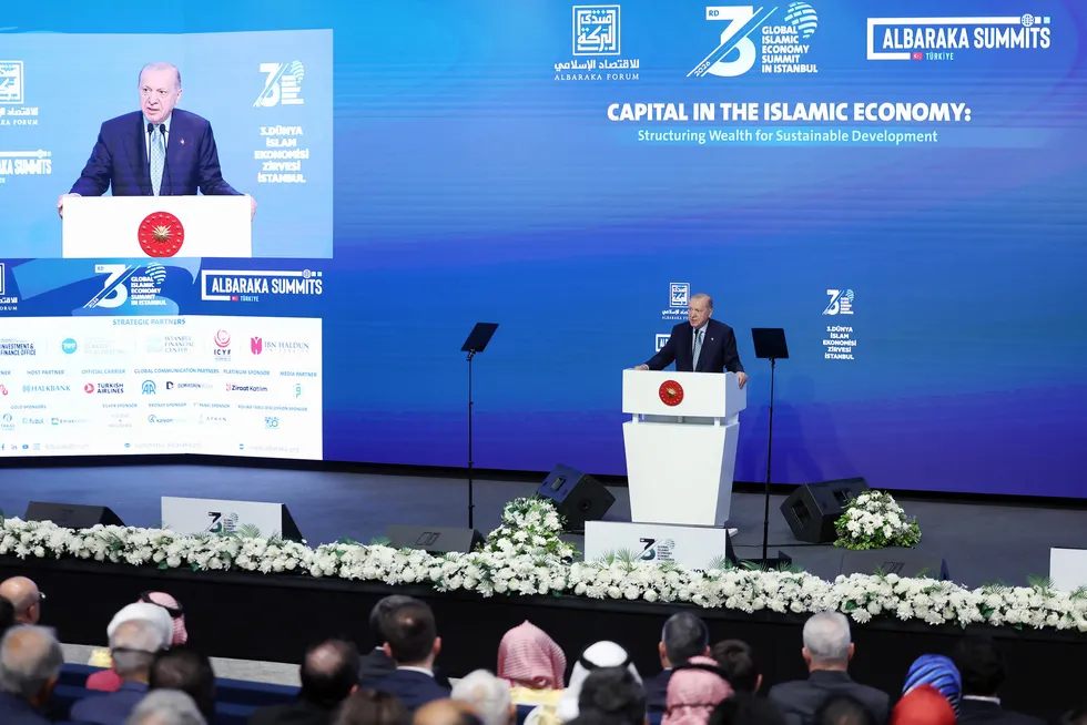 baskan-erdogandan-3-dunya-islam-ekonomisi-zirvesinde-pes-pese-mujdeler-emlak-katilimi-halka-arz-edecegiz-1780667108347.jpg Başkan Erdoğan'dan 3. Dünya İslam Ekonomisi Zirvesi'nde peş peşe müjdeler: Emlak Katılım'ı halka arz edeceğiz - 7