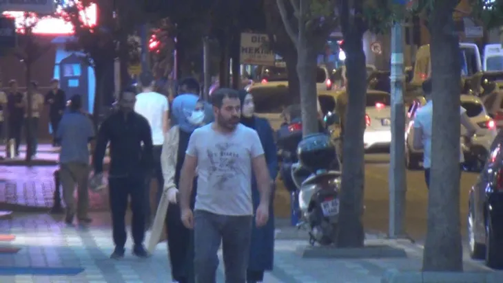 dehsete-dusuren-goruntu-maske-ve-sosyal-mesafe-kurallari-yok-sayildi-1589440318486.jpg Dehşete düşüren görüntü! Maske ve sosyal mesafe kuralları yok sayıldı - 2