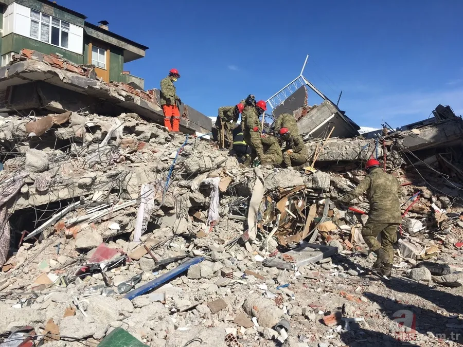 Mehmetçik deprem bölgesinde var gücüyle aralıksız çalışıyor 21