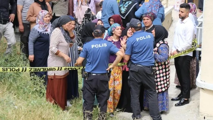 minik-umutun-feci-sonu-14-katli-binanin-8-katindan-dustu-annesinin-feryadi-yurek-sizlatti-1716128229205.jpg Minik Umut'un feci sonu! 14 katlı binanın 8. katından düştü annesinin feryadı yürek sızlattı - 2