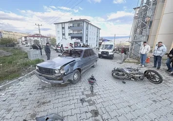 Kavşakta feci çarpışma! Motosiklet ve otomobil çarpıştı: 3 yaralı