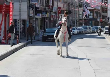 Konya'da caddede atla gezintiye çıktı! Görenler gözlerine inanamadı