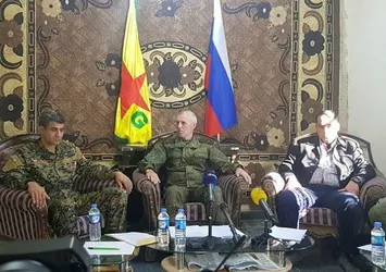 YPG paçavrası ve Rus bayrağı yan yana