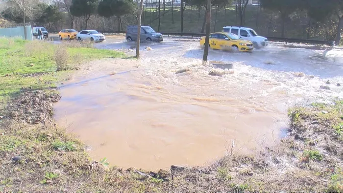 Son dakika: Bağcılar'da İSKİ borusu patladı! Sele kapılan motosikletli böyle düştü - 5