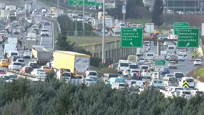 Son dakika: Hafta sonu kısıtlaması öncesi İstanbul'da trafik kilit! Eminönü'nde korkutan yoğunluk - 2