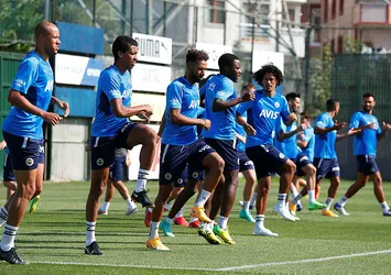 Fenerbahçe'de radikal karar! 10 ismin bileti kesildi