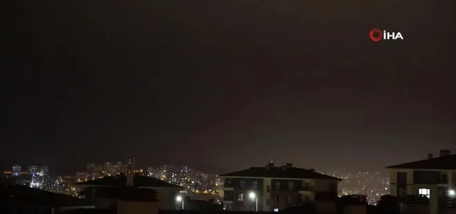 Elazığ’da şimşekler geceyi gündüze çevirdi