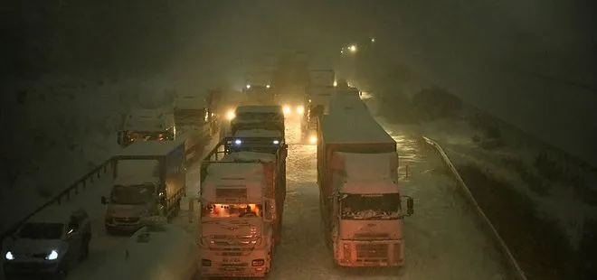 Son dakika: Yoğun kar Tarsus-Adana-Gaziantep Otoyolu’nda ulaşımı durdurdu