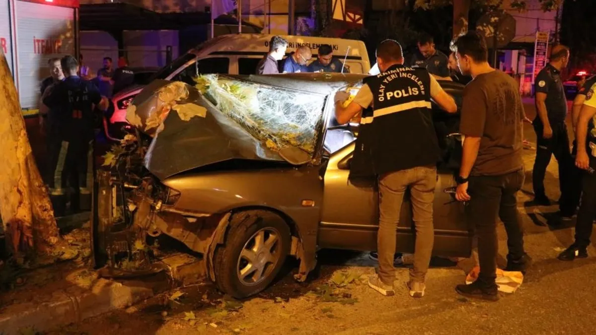 Denizli'de doğum günü dönüşü feci kaza: Araç ok gibi ağaca saplandı