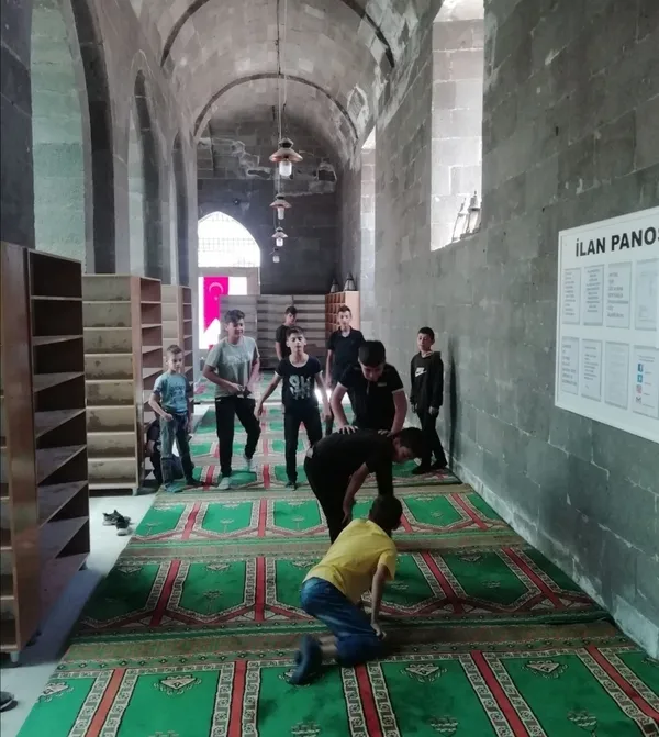 Bitlis Ulu Cami imamından örnek davranış! Çocuklar camiyi çok sevdi - 1