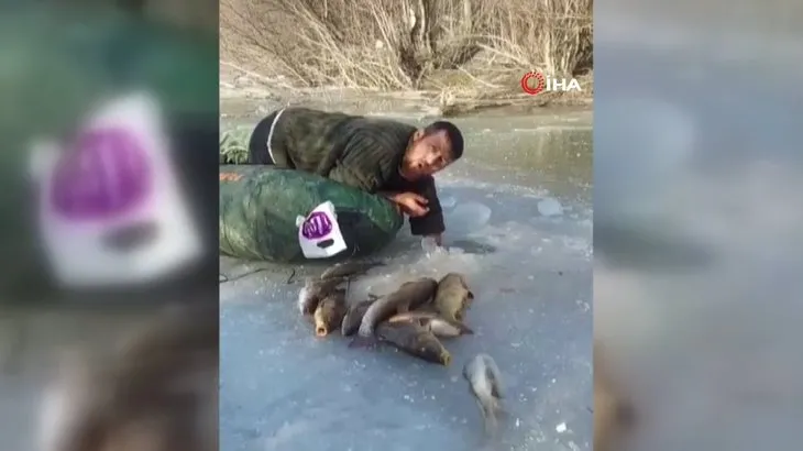 Erzincan’da eksi 20 derecede buzun altında balık avı! Onlarca balığı elleriyle böyle yakaladı: Güzel bir balık tutma tekniği