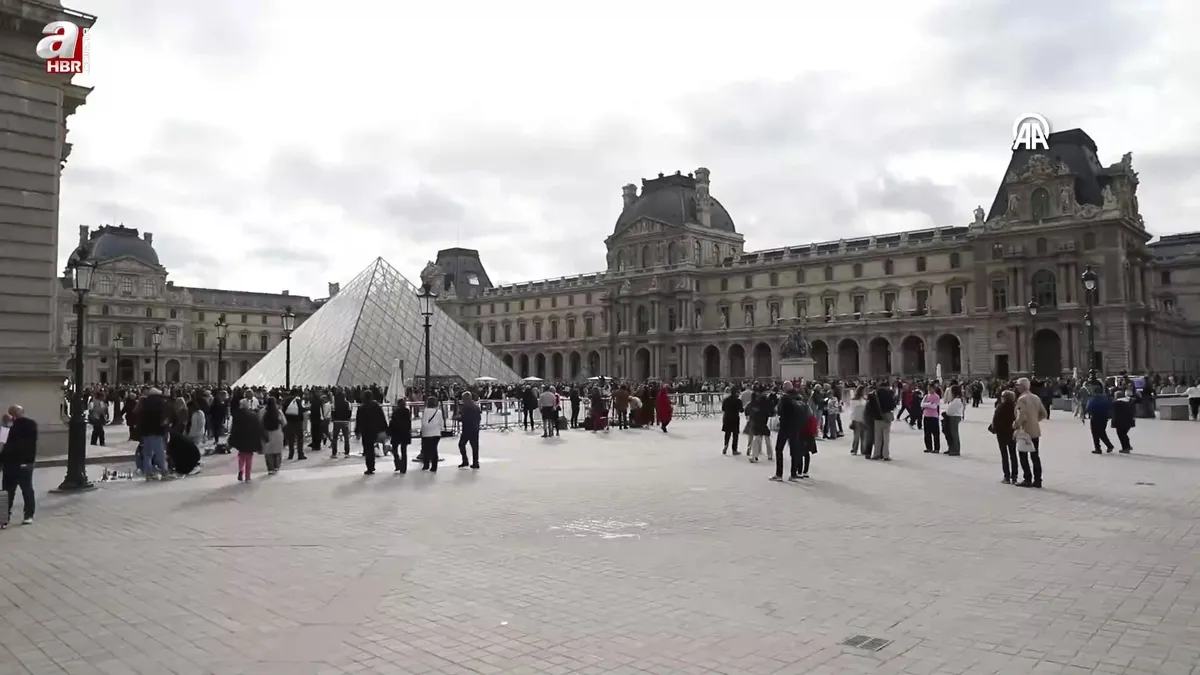 Fransa'da soygunun yaşandığı Louvre Müzesi kapılarını ziyaretçilere yeniden açtı