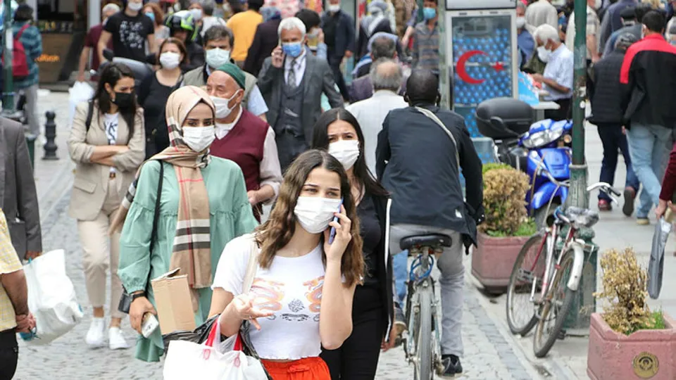 Maske takma zorunluluğu kalktı mı? Maske zorunluluğu hangi illerde kalkacak? İşte dikkat çeken tarih