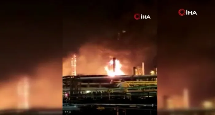 Son dakika: Meksika’da Pemex’e ait petrol rafinerisi alevlere teslim - 2