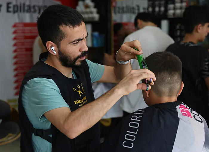 Banka sırası değil tıraş kuyruğu! Yoğunluk giderek artıyor - 2