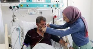 ’Elini cebinden çıkar’ diyen doktoru dövdü