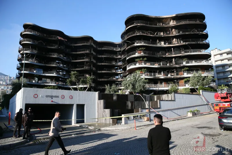 İzmir'de 8 katlı binada büyük yangın! 7 saatin ardından kontrol altına alındı 23