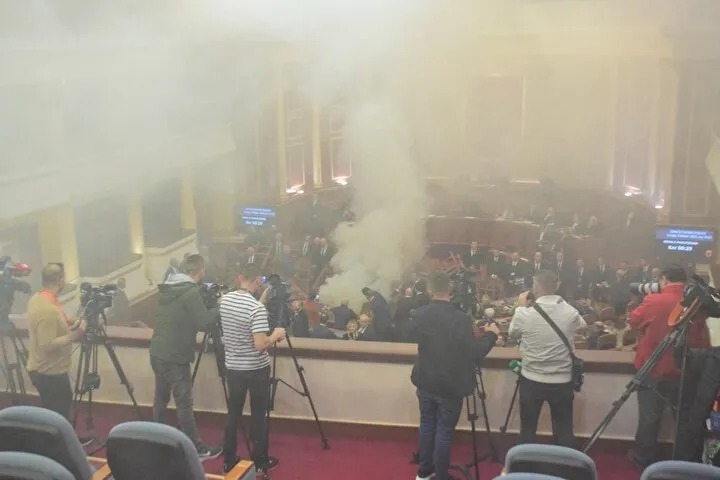 Muhalefet sis bombası attı: Arnavutluk parlamentosunda ortalık karıştı