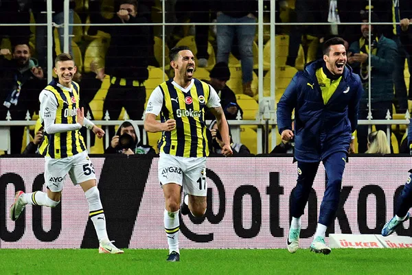 canli-fenerbahce-sivasspor-canli-anlatim-fenerbahce-sivasspor-maci-ilk-11leri-1701713113237.jpg Kanarya tekrardan zirveye oturdu! Fenerbahçe 4-1 Sivasspor (MAÇ SONUCU) - 3