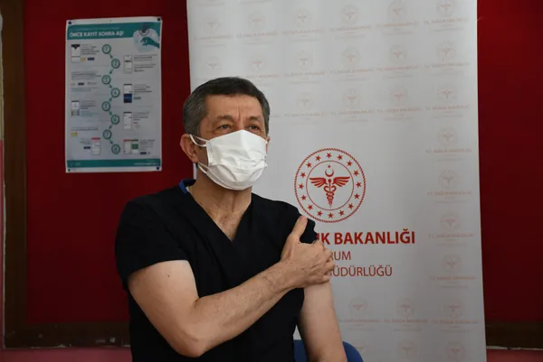 Son dakika: Öğretmenlere aşılama başladı! İlk aşı Milli Eğitim Bakanı Ziya Selçuk’a