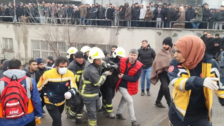 KAHRAMANMARAŞ'TA 7,4'LÜK DEPREM! Deprem bölgesinde kurtarma çalışmaları devam ediyor | İğne deliğinden çıkarıldılar