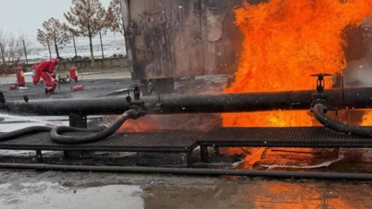 Ham petrol havuzunda yangın! Facianın eşiğinden dönüldü