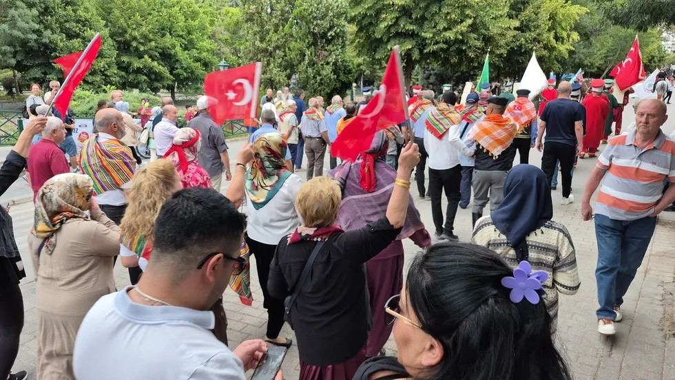 yoruk-yuruyusunde-renkli-anlar-vatandasin-mehteran-sevinci-kamerada-1788019052419.jpg Yörük yürüyüşünde renkli anlar! Vatandaşın mehteran sevinci kamerada - 2