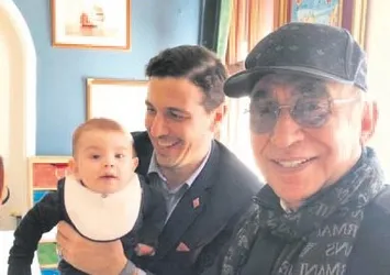 Şener Şen amcasıyla selfie