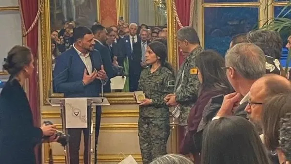 fransa-senatosu-pkkypgli-teroristlere-onur-madalyasi-takti-bu-ne-anlama-geliyor-1679908001930.jpeg Fransa senatosu PKK/YPG'li teröristlere onur madalyası taktı! Bu ne anlama geliyor? - 4