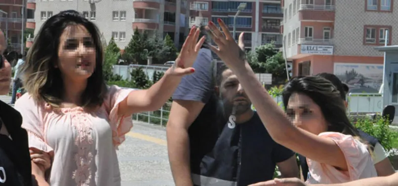 O kızlar bu kez gazetecilere saldırdı