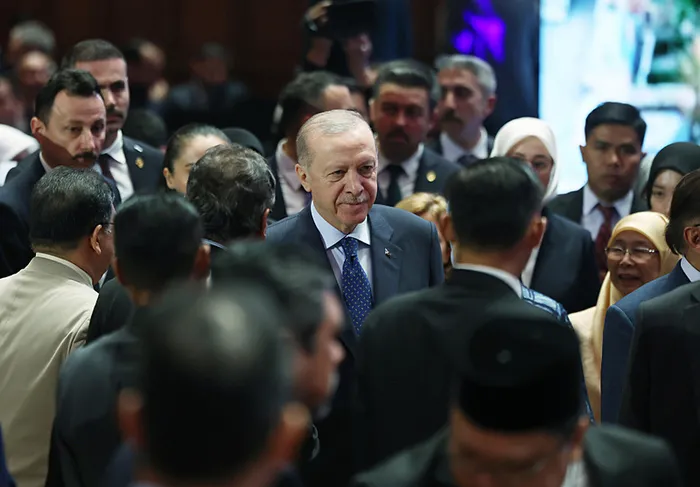 malezya-basbakani-ibrahimden-baskan-erdogana-ovgu-sinirlarin-otesine-gecen-bir-lidersiniz-1739190718227.jpg Başkan Recep Tayyip Erdoğan, Malezya'da | Fotoğraf: AA