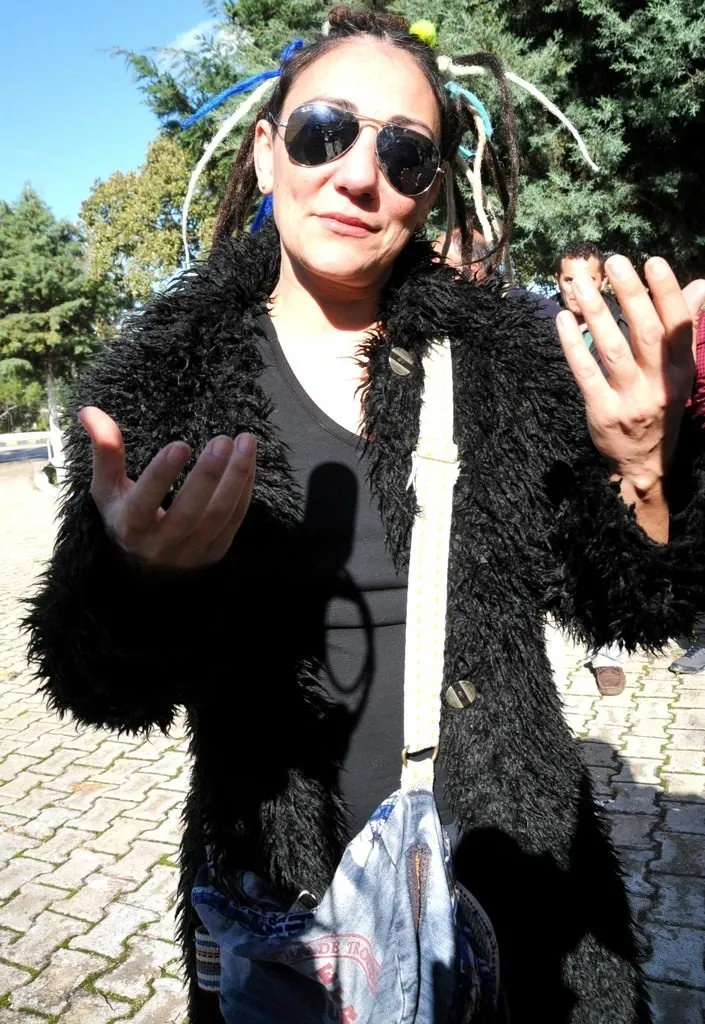 Özlem Tekin babasını son yolculuğuna uğurladı