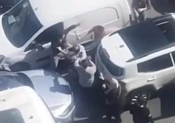 İstanbul'da trafikte akılalmaz görüntüler! Taşlı sopalı kavga kamerada