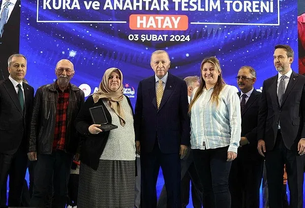 anahtarlar-bizzat-baskan-erdoganin-elinden-deprem-konutlari-hak-sahiplerine-teslim-edildi-hataya-2-yeni-hastan-1706976135375.jpeg