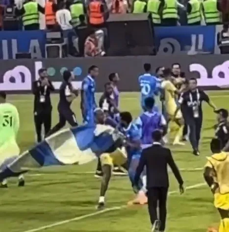 anderson-taliscanin-hareketi-sonrasi-ortalik-savas-alanina-dondu-1691869701999.jpg Anderson Talisca'nın hareketi sonrası ortalık savaş alanına döndü! Ronaldo ve Jesus arasında gergin anlar... - 2