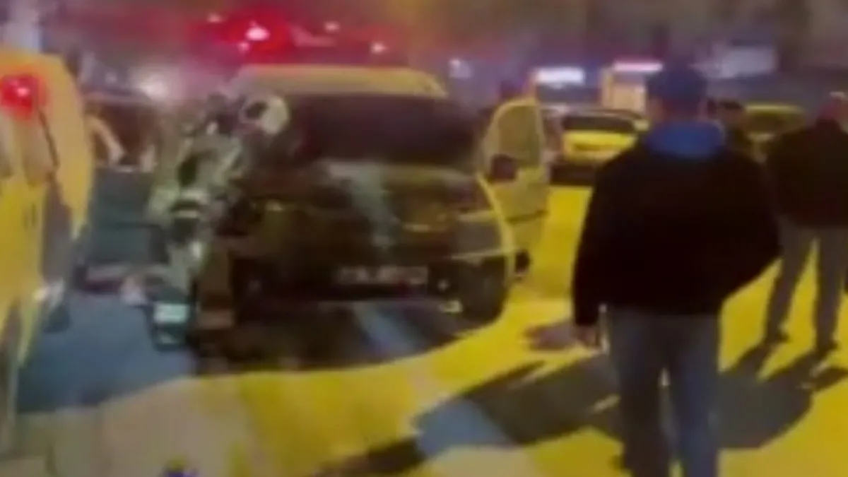 Ankara’da seyir halindeki hafif ticari araç alev aldı