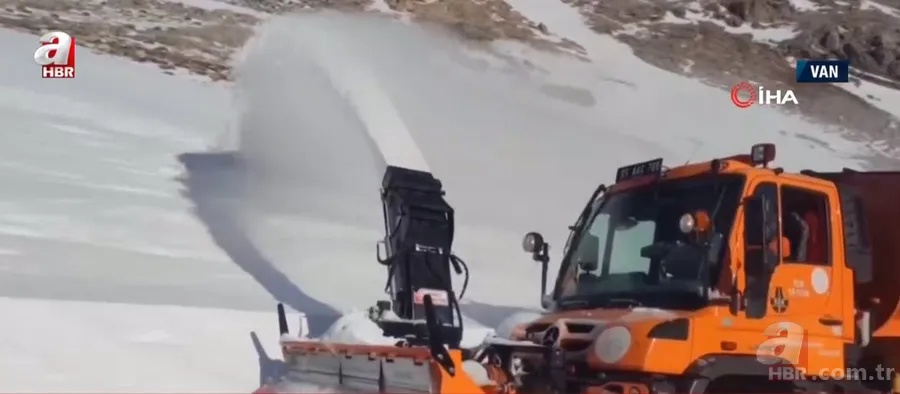 Çanakkale'de yoğun kar ve tipi! Buz pistine dönen yolda zorlu yayın... A Haber muhabiri Tayfun Er son durumu aktardı 16