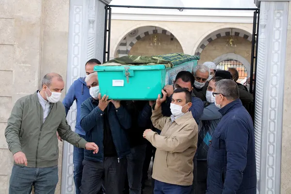 izmirdeki-depremde-hayatini-kaybedenler-son-yolculuklarina-ugurlaniyor-1604501721048.jpg İzmir depremi sonrası son yolculuklarına uğurlandılar - 4