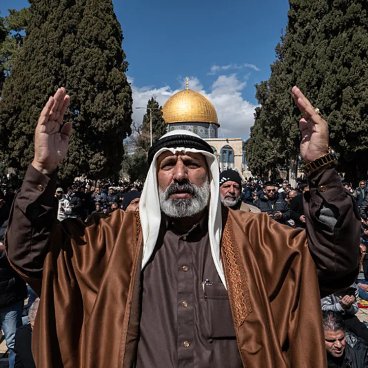 100 bin Müslüman Aksa’da saf tuttu