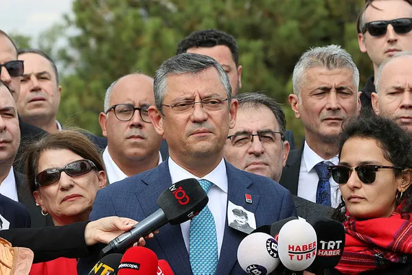 Özgür Özel CHP Genel Başkanlığındaki ilk gününde protestoyla karşılaştı: Kılıçdaroğlu sana ekmek yedirdi