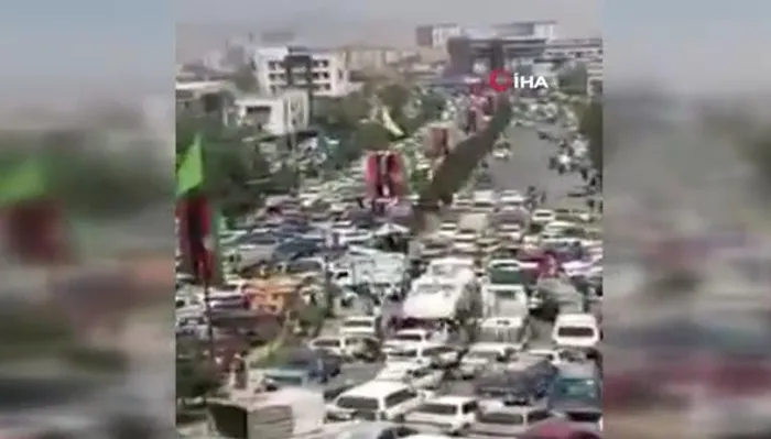 Kabil’de Taliban’dan kaçan halk görüntülendi - 1