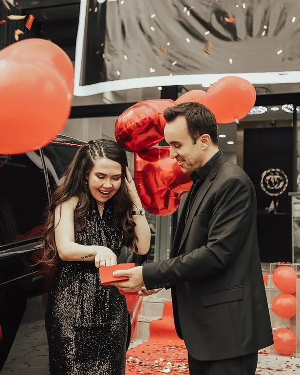 ozlem-tayyar-oz-gozaltina-mi-alindi-neden-sorusturma-baslatildi-ozlem-oz-ve-tayyar-oz-kimdir-kac-yasinda-ne-is-1701169939344.jpg Özlem, Tayyar Öz gözaltına mı alındı, neden soruşturma başlatıldı? Özlem Öz ve Tayyar Öz kimdir, kaç yaşında, ne iş yapıyor? Tayyargiller son dakika! - 1