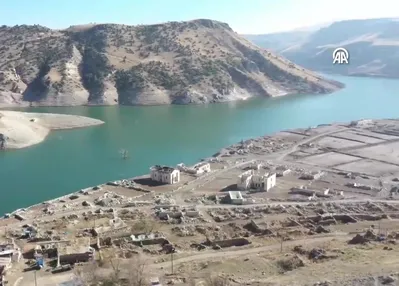 Baraj sularının çekilmesiyle köy gün yüzüne çıktı